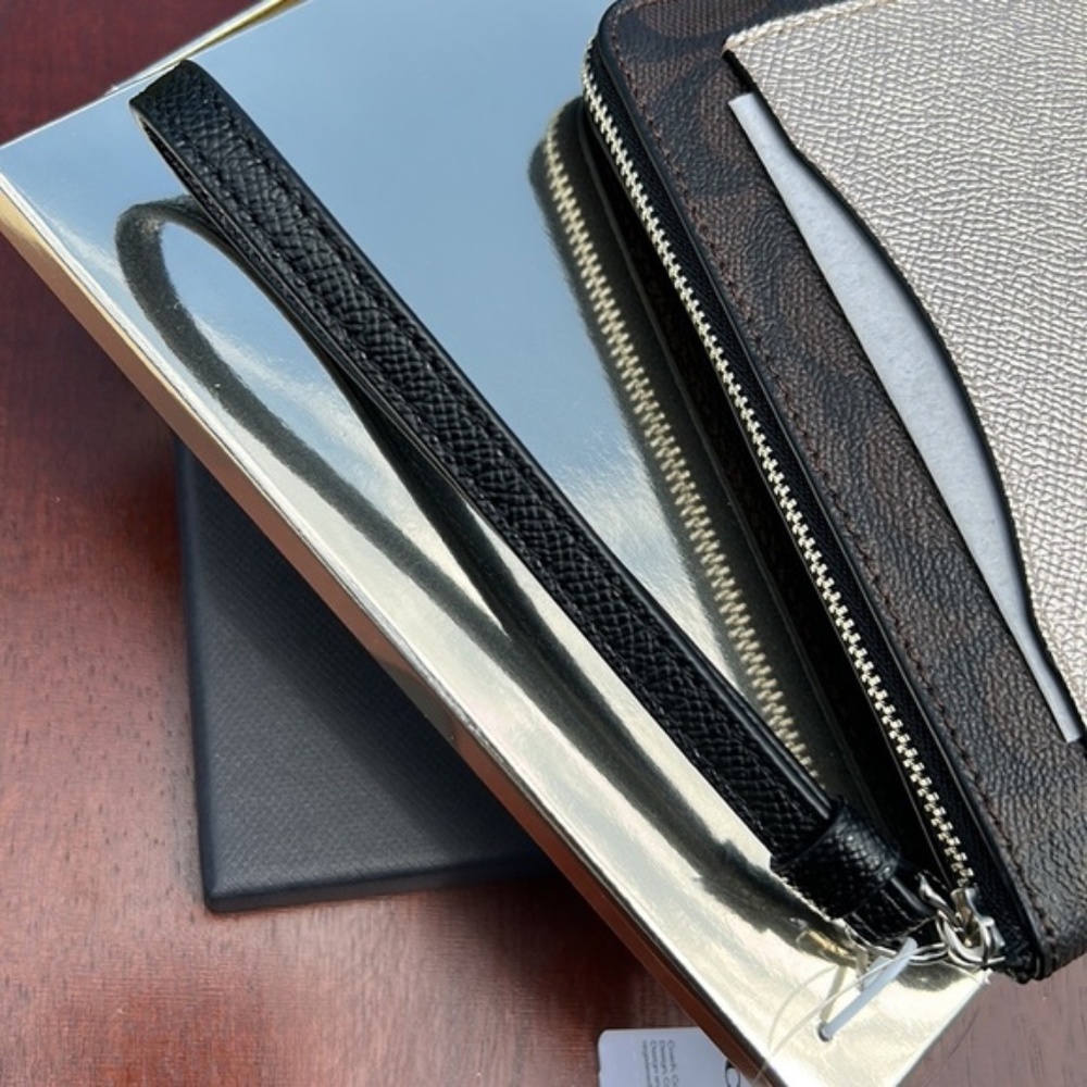 NWT Authentic Coach zip wristlet with Coach gift box - Picture 7 of 11